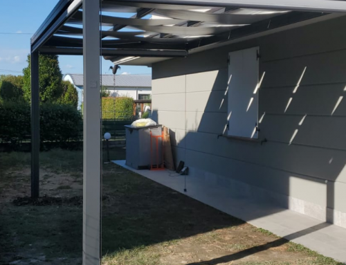 Pergola con telo in PVC e tende a rullo VOK, mod. KUBE 120 di Giulio Barbieri